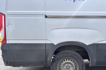 Tajny prototyp Daily ze skrętną tylną osią na testach w kurierce?