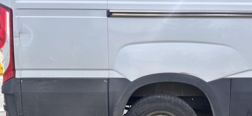 Tajny prototyp Daily ze skrętną tylną osią na testach w kurierce