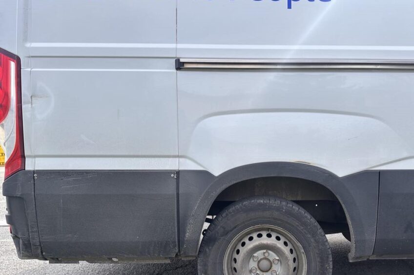 Tajny prototyp Daily ze skrętną tylną osią na testach w kurierce?