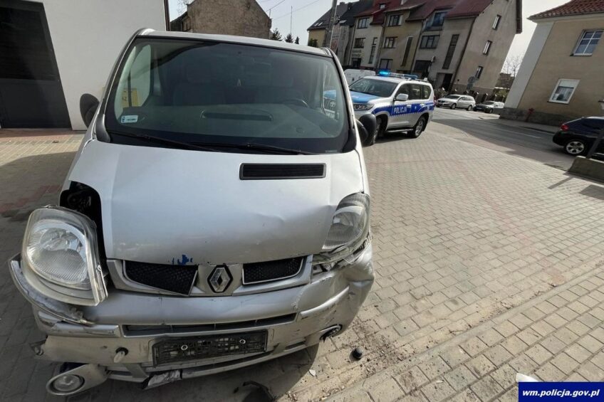 Trafic wjechał w płot. Kierowca dzień wcześniej stracił uprawnienia