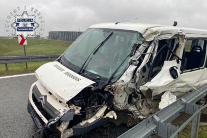 Tragiczny wypadek na zjeździe z A1 – nie żyją 2 osoby z Jumpera