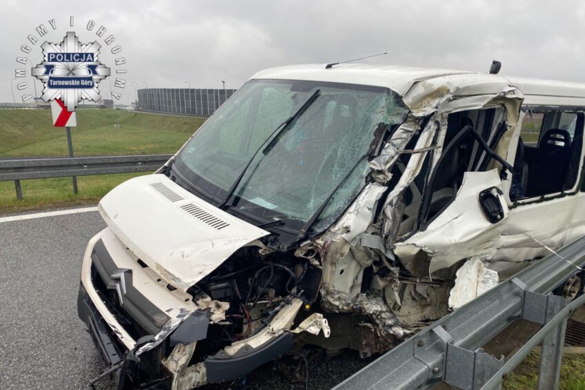 Tragiczny wypadek na zjeździe z A1 – nie żyją 2 osoby z Jumpera