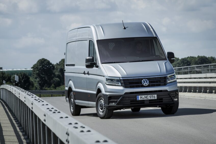 Vany z dieslem rządzą w Europie. A elektryki łatwo nie mają