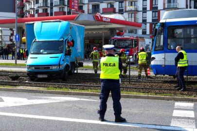 W miejscu niedozwolonym pod tramwaj. Kierowca busa pijany