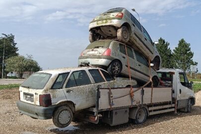We Francji też potrafią. Piramida z osobówek na skrzyniowym Daily
