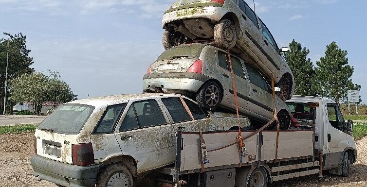 We Francji też potrafią. Piramida z osobówek na skrzyniowym Daily