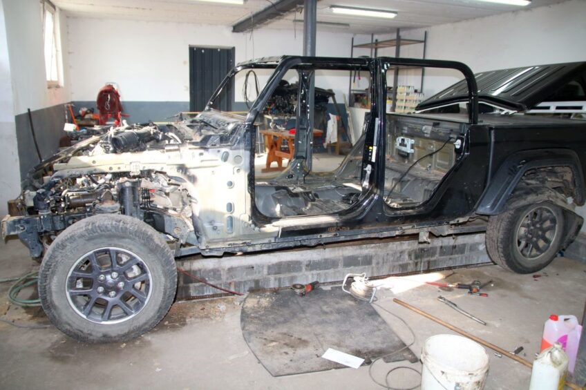 Gladiator w stanie częściowego rozkładu. Wpadło 5 „rozbieraków”