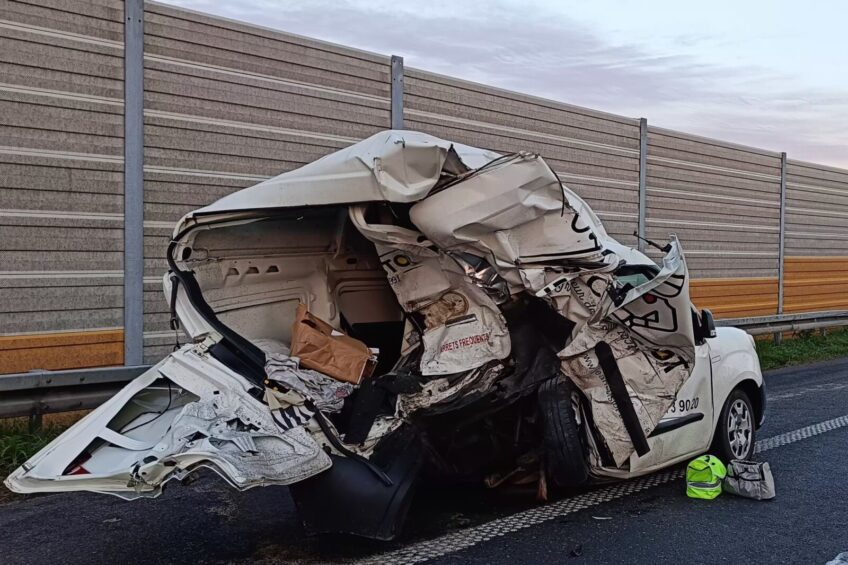 Karambol na A2 z udziałem 5 aut. Zginęła pasażerka Fiata Doblo