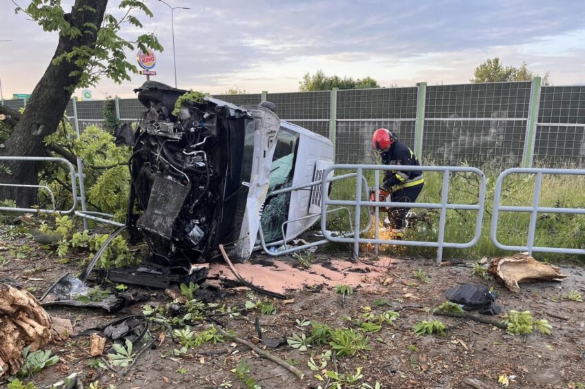 Kierowca dostawczej Toyoty po narkotykach uderzył w drzewo