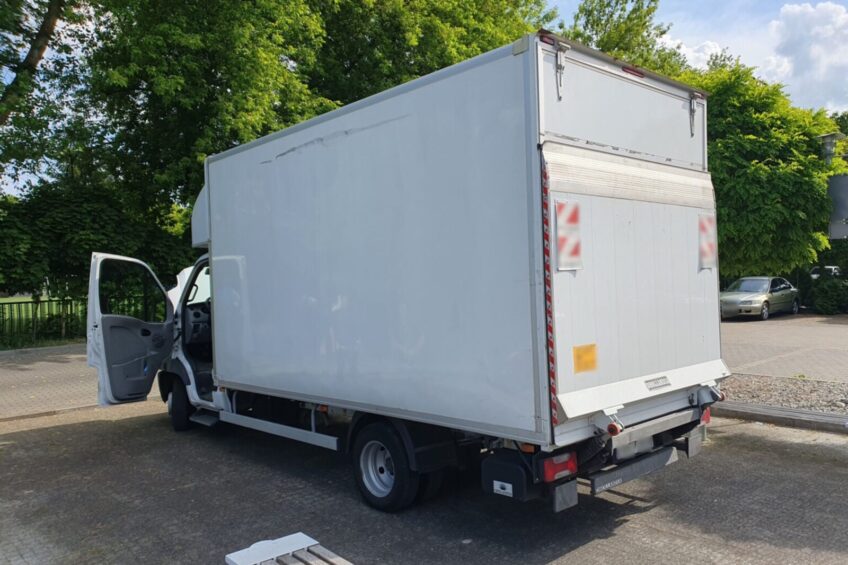 Kurierski Mascott na lewych taflach i z zatartym nr VIN