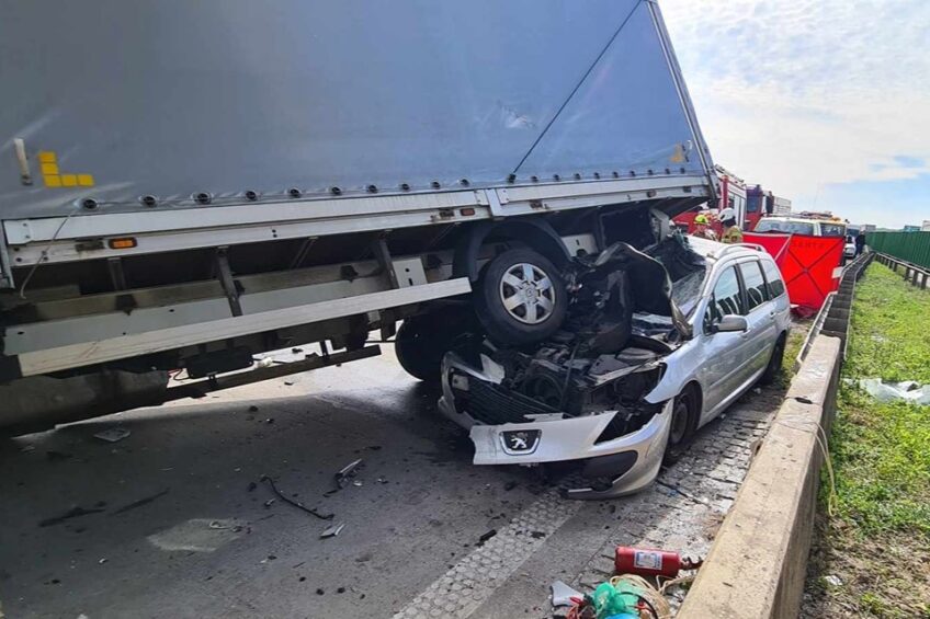 Na A4 bus najechał na zestaw a pod Mastera wbił się Peugeot 307