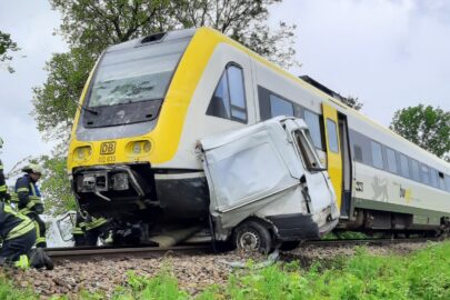 Pociąg dosłownie przebił Transita – kierowca furgonu nie miał szans