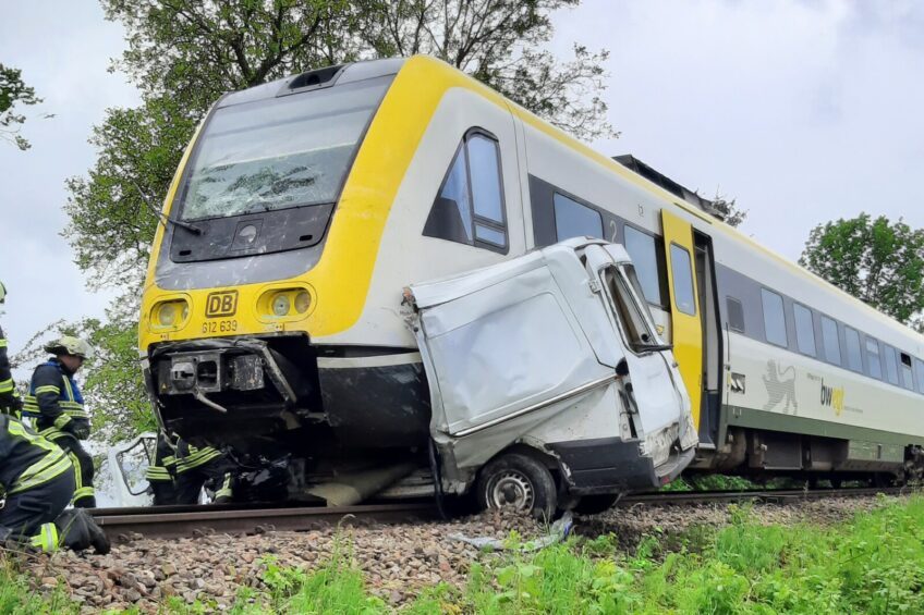 Pociąg dosłownie przebił Transita – kierowca furgonu nie miał szans