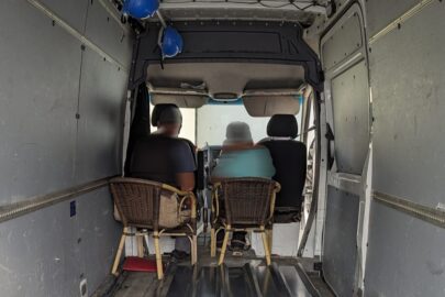 Polski furgon z krzesłami ogrodowymi w drugim rzędzie