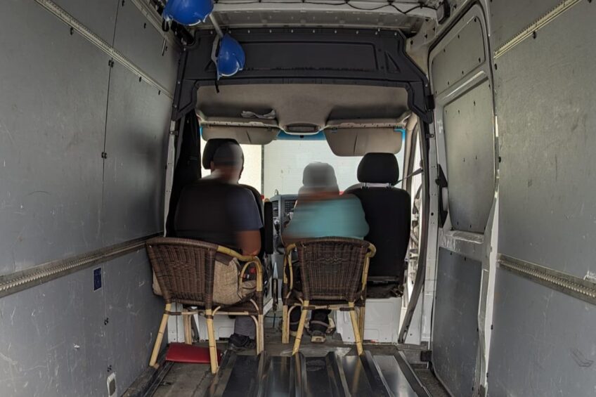 Polski furgon z krzesłami ogrodowymi w drugim rzędzie