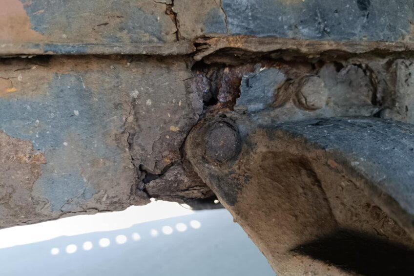 Sprinter ze skorodowaną i pękniętą ramą. I waga ponad DMC