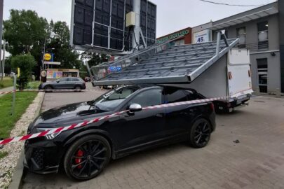 Busem zawadził o telebim – spadł na dach Audi RS Q3 Sportback