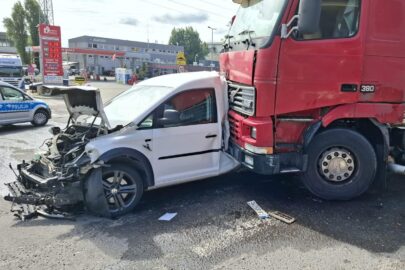 Karambol w Gdyni. Kierowca tego VW Caddy przeżył