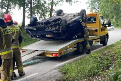 Leon wciągnięty kołami do góry na najazd pomocy drogowej