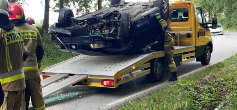 Leon wciągnięty kołami do góry na najazd pomocy drogowej