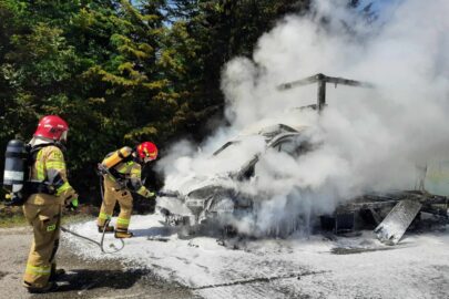 Na DW 766 Transit zapalił się podczas jazdy. Spłonął doszczętnie