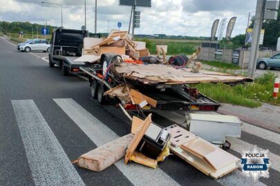 Przyczepa kempingowa spadła z lawety. Kierowca dostał mandat