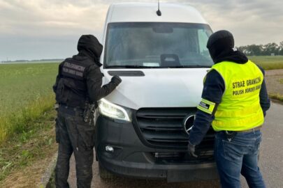 Ukradli 3 nowe Sprintery 907. Policjanci musieli użyć kolczatki