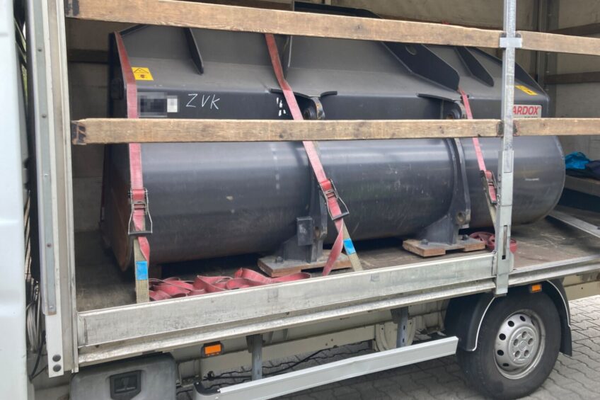 Za ciężki ładunek uszkodził podłogę zabudowy busa