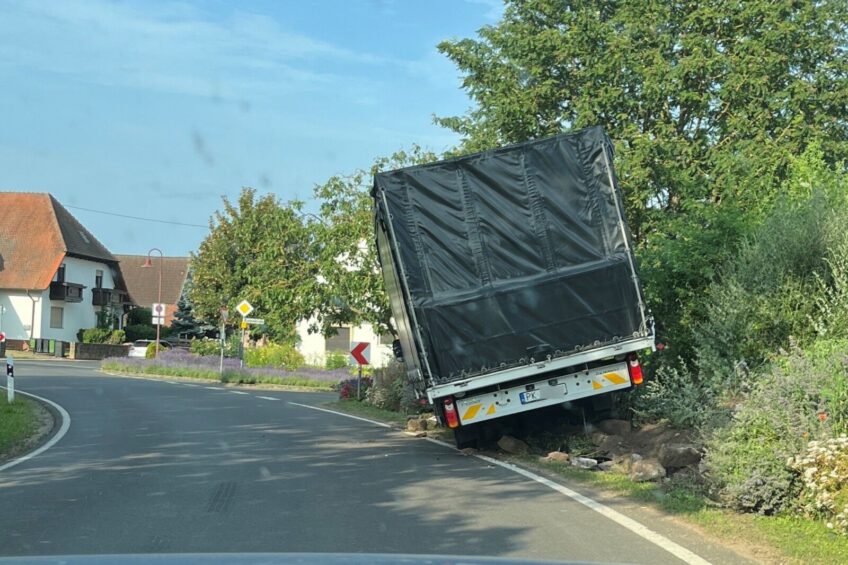 Zjechał na pobocze i zaległ w kurniku. Niemcy nie mogli go obudzić