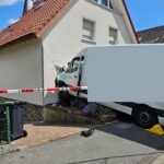 Dostawa wprost do domu. Kurierski bus uszkodził budynek