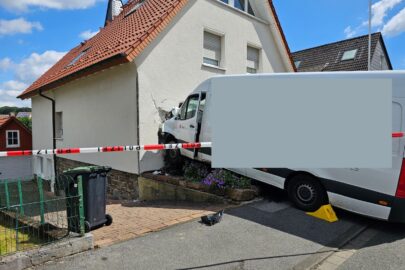 Dostawa wprost do domu. Kurierski bus uszkodził budynek