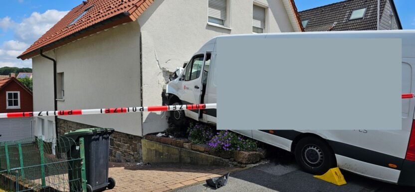 Dostawa wprost do domu. Kurierski bus uszkodził budynek