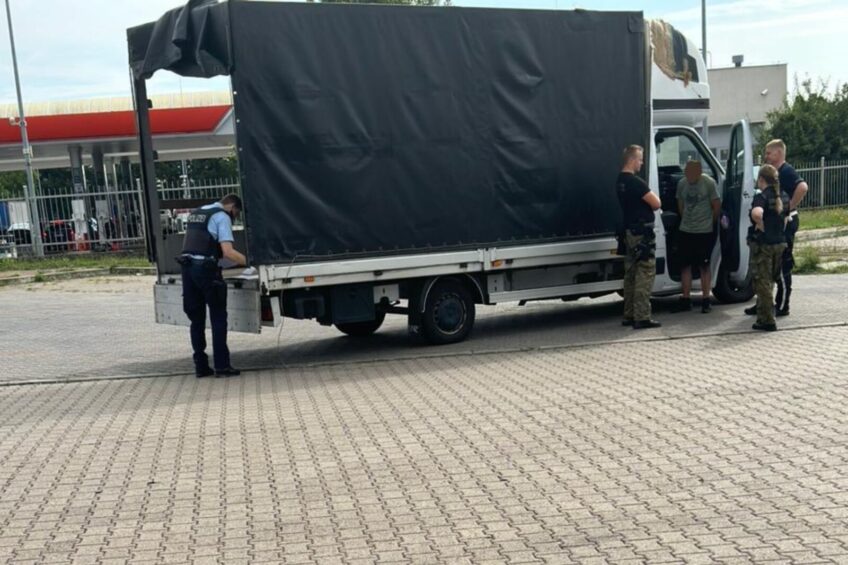 Kradziony John Deere za firanką busa zatrzymanego w Kołbaskowie