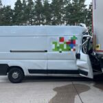 Mikrosen przyczyną najechania. Kierowca i pasażer bez pasów