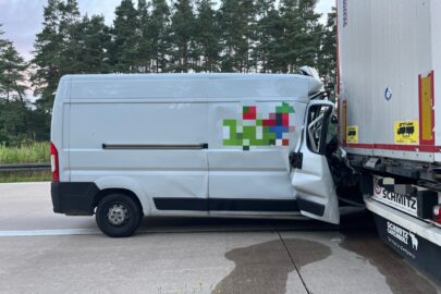 Mikrosen przyczyną najechania. Kierowca i pasażer bez pasów