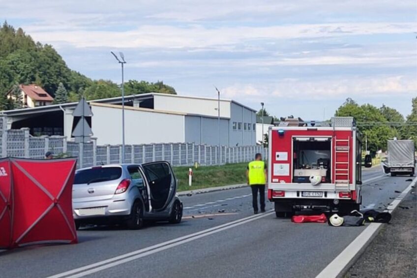 Na DK 3 po zderzeniu osobówki z busem zmarła 1 osoba