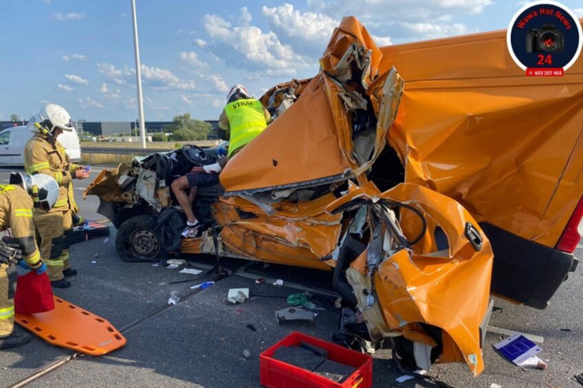 Najechanie na S2. Kierowca Ducato zakleszczony