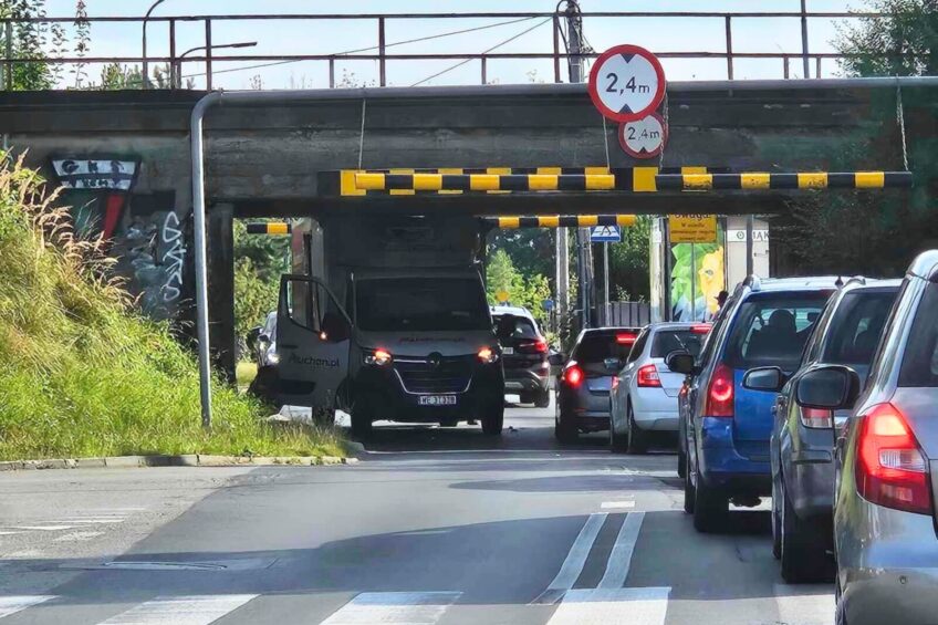 Niekończąca się historia. Kolejny bus zaklinowany pod wiaduktem