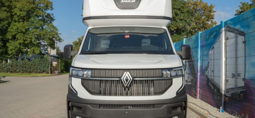 Renault Master IV z kurnikiem i spojlerami Spojkar