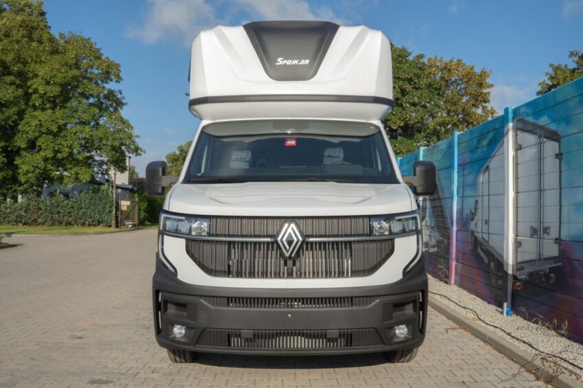 Renault Master IV z kurnikiem i spojlerami Spojkar