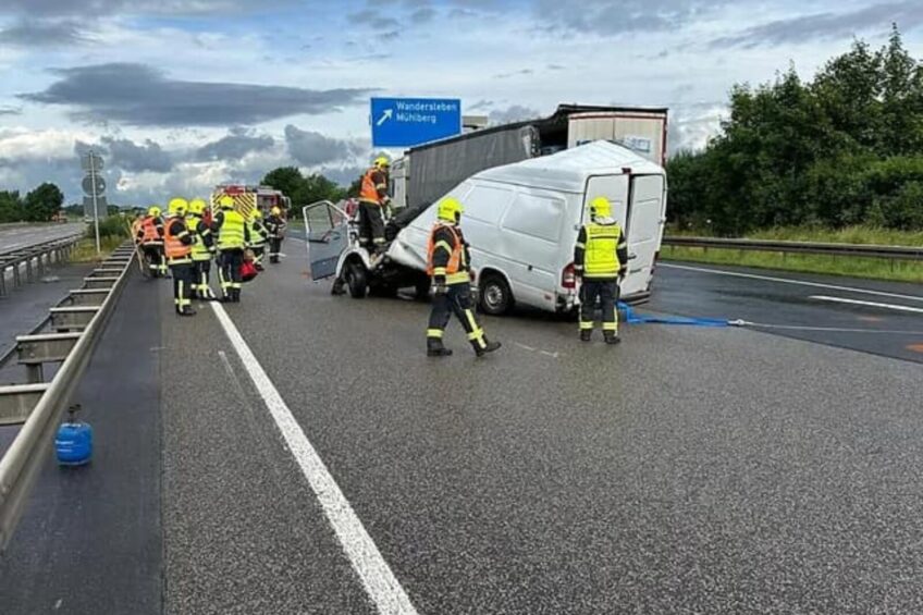 Sprinter z Polski wjechał w tył naczepy na niemieckiej A4