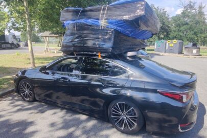 To musiał być dobrze płatny fracht. Lexus ES z ładunkiem na dachu