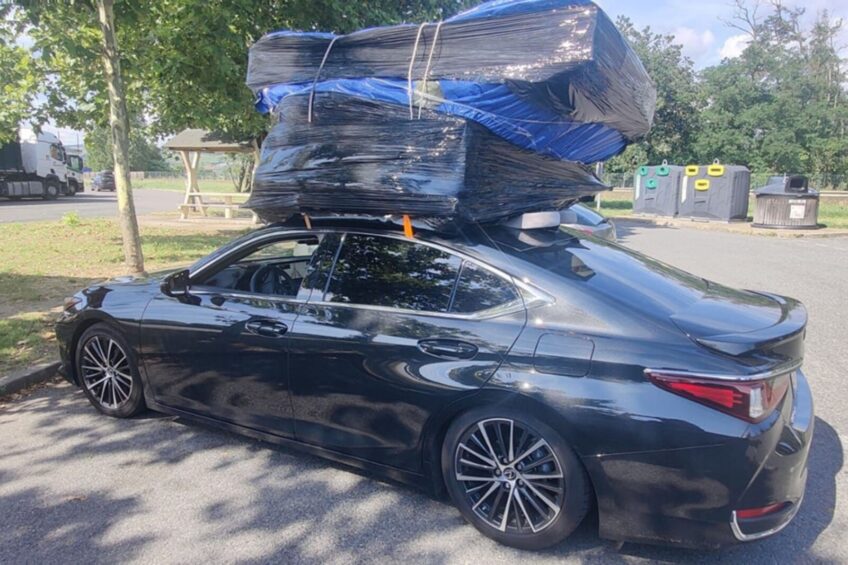 To musiał być dobrze płatny fracht. Lexus ES z ładunkiem na dachu