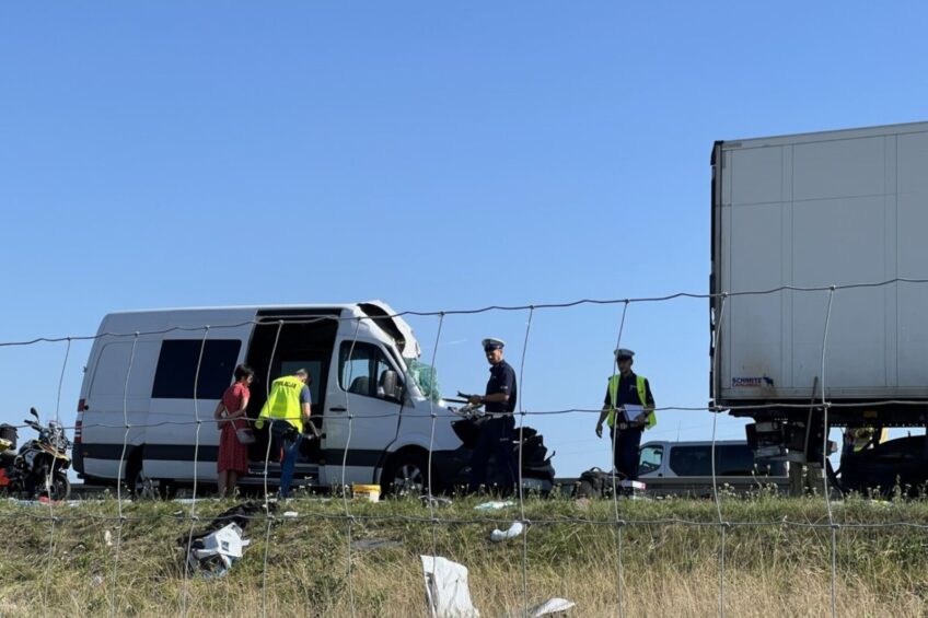 Tragiczny finał najechania Sprintera na naczepę. Nie żyją 2 osoby