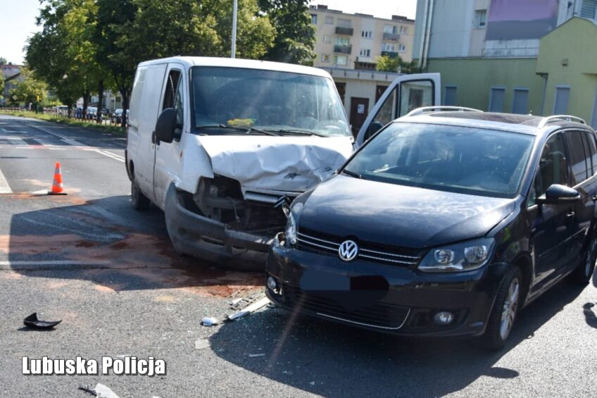 Jumperem w Tourana. Zostawił zakleszczoną w VW kobietę