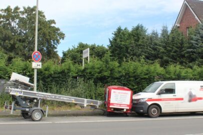 Wyjechał z przyczepą a dojechał bez. Winda uszkodziła 2 pojazdy