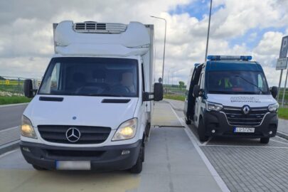 Znacznie przeciążony Sprinter na poduszkach od stolarza