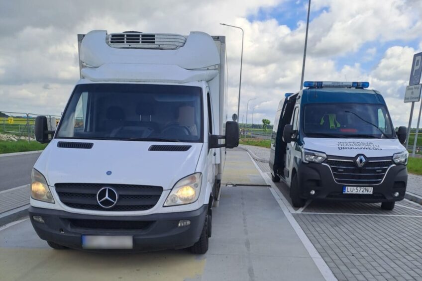 Znacznie przeciążony Sprinter na poduszkach od stolarza