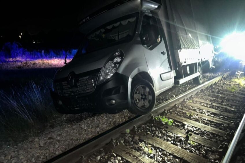 Amfetamina i wstrzymane pociągi. Busiarz wyszedł za poręczeniem