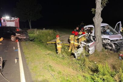 Autolaweta wioząca minivana wjechała w drzewo. Nie żyje pasażer